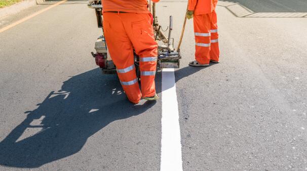 首页 资讯道路标线一般的施工步骤包括测量放样,路面整理,标线的